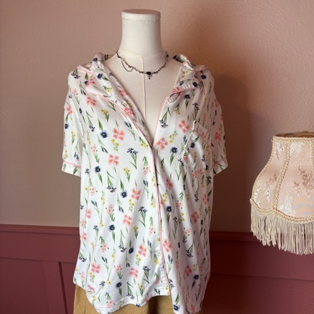 cottage floral soft lounge pj button up top

tahari
sz large
white pink